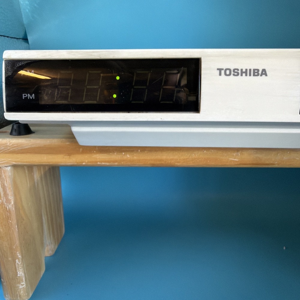 Vintage Toshiba RC-1079 AM/FM Dual Alarm, Clock Radio working .
